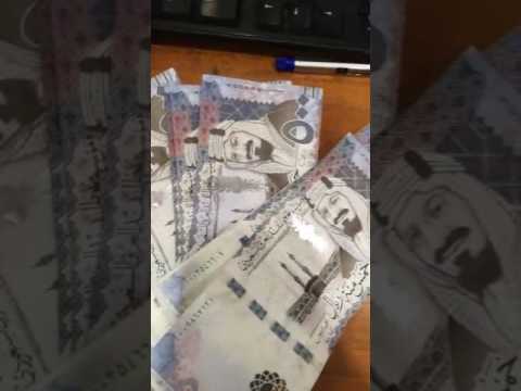 سعودي يكشف الفرق بين النقود الحقيقية والمزورة