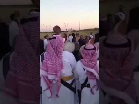 وصلة رقص لفتاة على أغاني فرقة شعبية