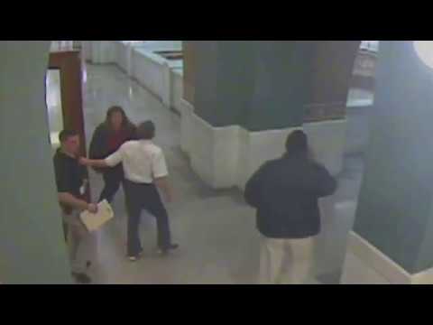 لحظة انتحار مغتصب من شرفة قبل محاكمته