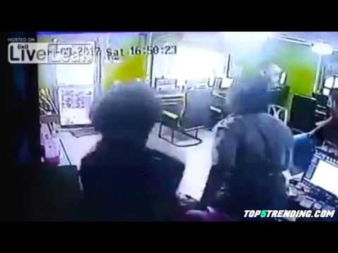 ثعبان يهاجم روّاد مقهى إنترنت ويثير الذعر بينهم