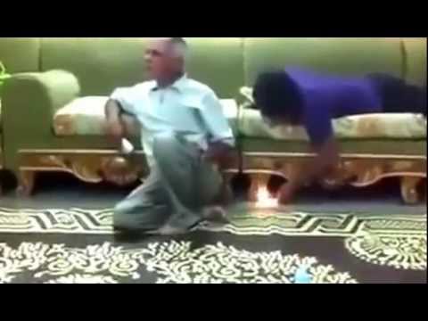 شاب يمزح مع والده أثناء مشاهدة التليفزيون