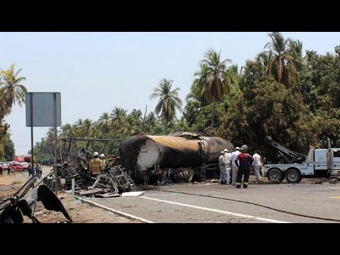 شاهد مقتل 24 شخصًا إثر حادث اصطدام حافلة بشاحنة وقود في المكسيك