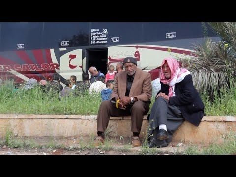 بالفيديو آلاف المواطنين ينتظرون قرب مدينة حلب السورية