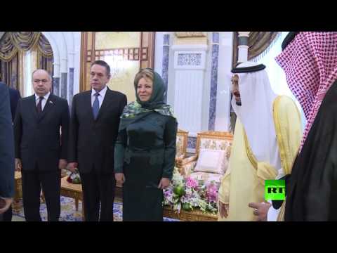 شاهد لحظة لقاء الملك السعودي مع رئيسة مجلس الاتحاد الروسي