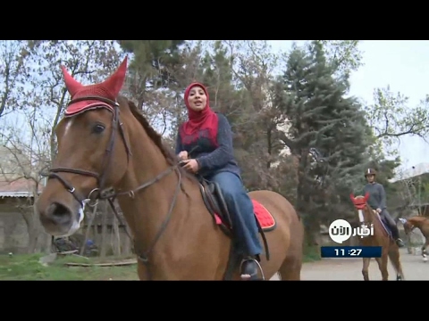 مشاركة لافتــة للنساء في رياضة الفروسية في طهران