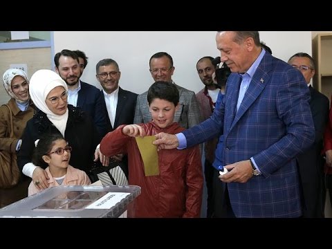 شاهد  الأتراك يُقررون مستقبل بلادهم