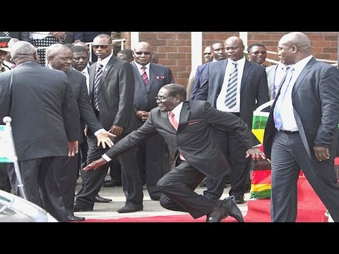 لحظة سقوط رئيس زيمبابوي أرضًا أمام جمهوره