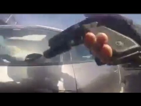 لحظة اعتداء شرطي على مراهق وقتله في تشيلي