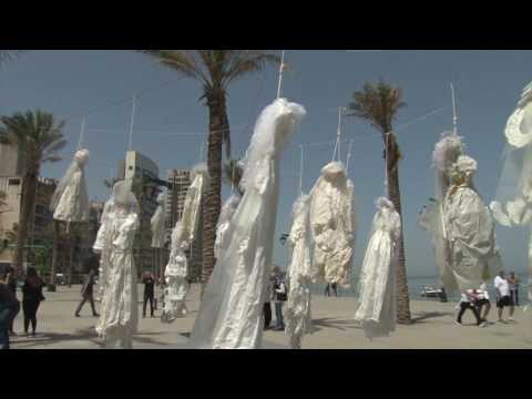 شاهد فساتين زفاف مشنوقة في شوارع بيروت اعتراضًا على عقوبة المغتصب