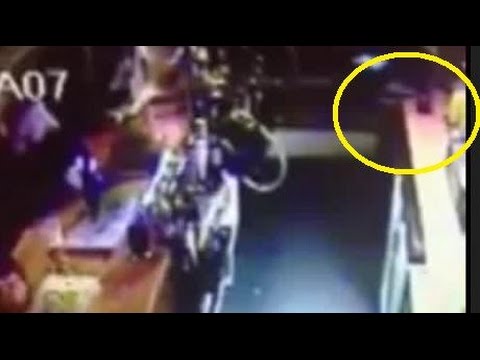 شبح يكسر زجاجات الخمر على أرضية حانة