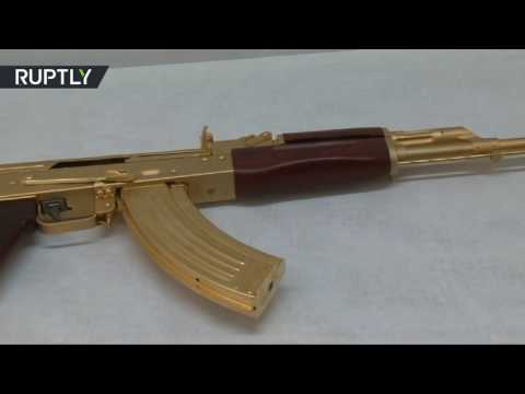 شاهد عرض رشاش كلاشنكوف مُصفح بالذهب في تكساس