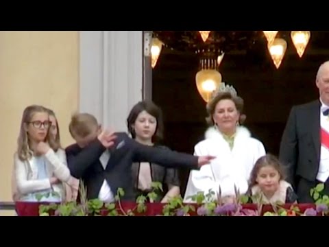 تصرف أمير نرويجي خلال احتفال عيد ميلاد الملك والملكة