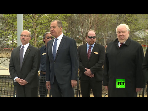 بالفيديو  سيرجي لافروف يضع إكليلاً من الزهور عند نصب تذكاري لأبطال الحرب