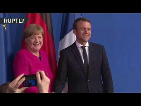 شاهد أنجيلا ميركل تتعرّض إلى موقف محرج