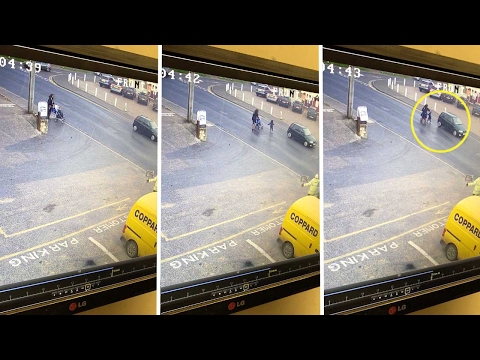 شاهد العناية الإلهية تنقذ طفلة من موت محقق أسفل سيارة كبيرة