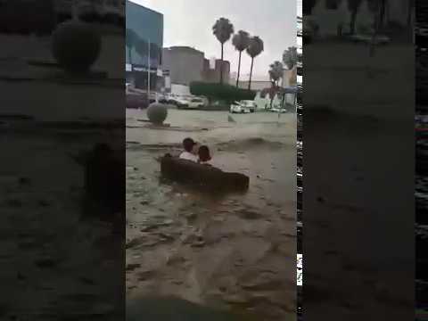 شاهد شابان سعوديان يحتفلان بهطول الأمطار بطريقة كوميدية