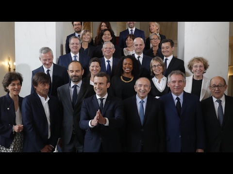 شاهد  الرئيس ماكرون يدعو الوزراء إلى التضامن