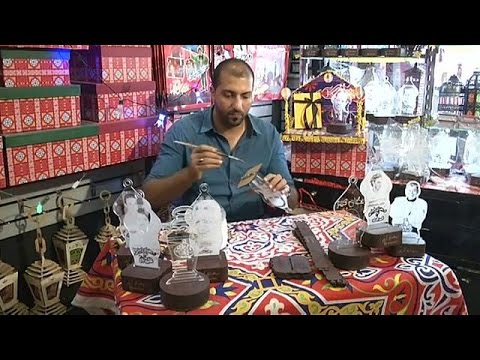 فوانيس رمضان التقليدية تنافس المستورَدة من الصين