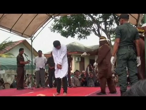 بالفيديو تنفيذ حُكم الجَلْد في إحدى مقاطعات أندونيسيا