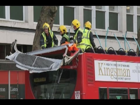حافلة بطابقين تفقد سقفها بعد اصطدامها بالأشجار في لندن