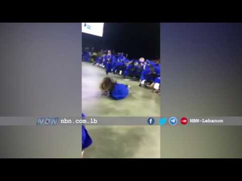 شاب يضع نفسه في موقف محرج لحظة تخرجه