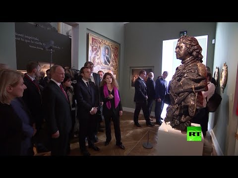 فلاديمير بوتين يفتتح معرضًا للقيصر