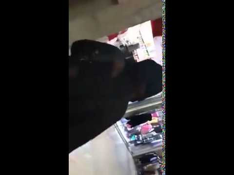 رجلان من داعش يتجولان في مول تجاري