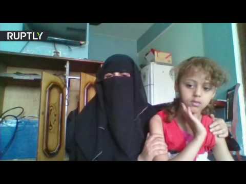 شاهد يمنية تهرب مع طفلتها خشية تزويجها من رجل في الثمانينات