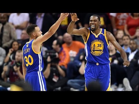 غولدن ستيت يقترب من التتويج بلقب الدوري الأميركي لكرة السلة