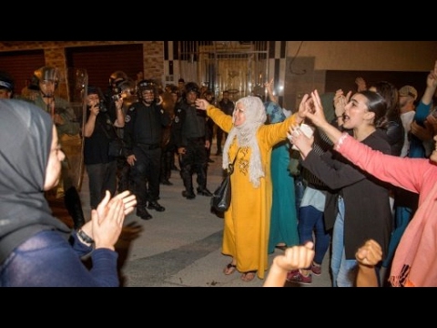 شاهد الشرطة المغربية تعتقل متظاهرين إثر مواجهات في الحسيمة