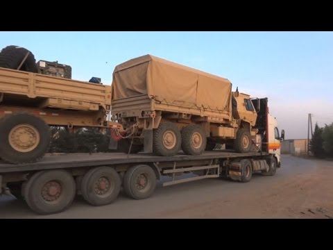 شاهد موكب تابع لقوات التحالف يسير باتجاه مدينة الرقة السورية