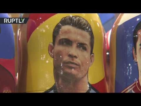 دمى ماتريوشكا التقليدية بوجوه لاعبي كرة القدم تباع في موسكو