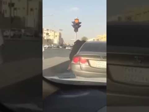 شاهد مشادة كلامية تتحول لمشاجرة عنيفة بين فتاتين في السعودية