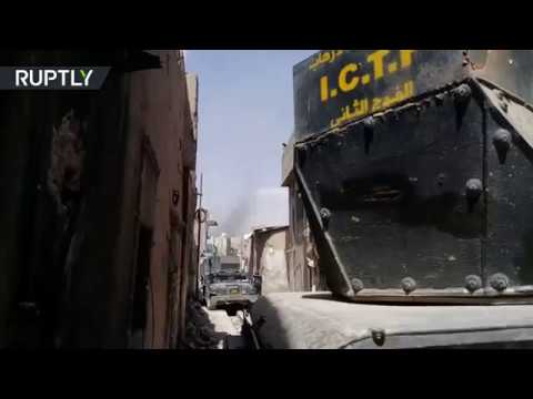 الجيش العراقي يسير دوريات قرب منطقة المنارة الحدباء التي دمرها داعش