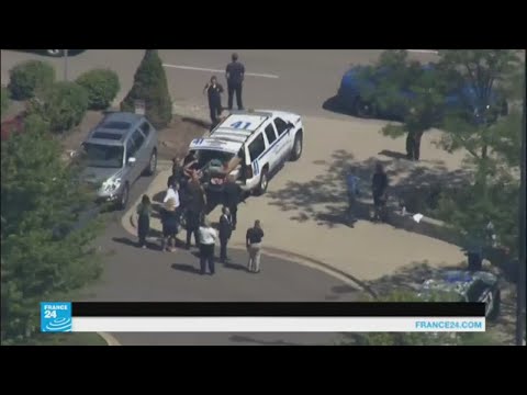 شاهد رجل يطعن شرطيًا في مطار ولاية ميشيغان وهو يهتف الله أكبر