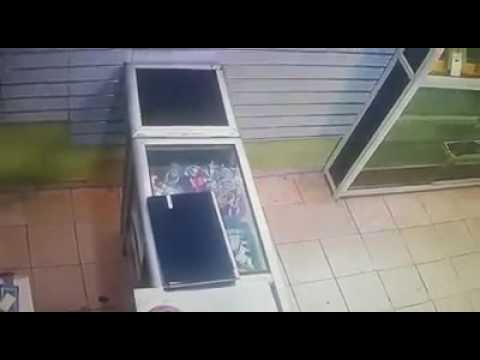 بالفيديو  لحظة سرقة هاتف نقال من محل تجاري في مراكش