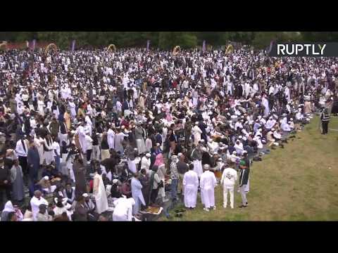 شاهد آلاف المسلمين في بريطانيا يحتفلون بعيد الفطر