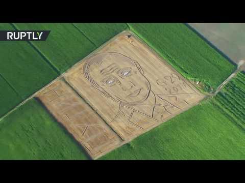 فنان إيطالي يستخدم جرارًا ومحراثًا لرسم صورة للرئيس الروسي بوتين