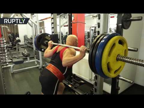 شاهد مسنّ يرفع 210 كيلوغرامات في الـ76 من عمره