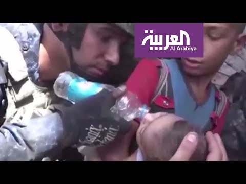لحظة إنقاذ مدنيين من تحت أنقاض منازل هدمها داعش