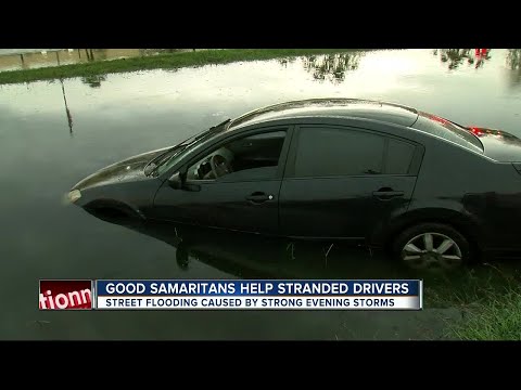 آثار العواصف القوية التي ضربت خليج تامبا