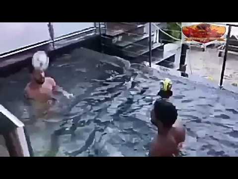 وصلة مهارات بين ميسي وسواريز داخل حمام سباحة