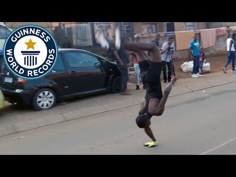 شاهد شاب يحطم الرقم القياسي في الانقلاب على يد واحده