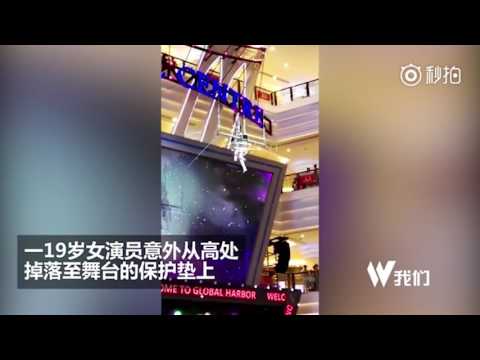 سقوط راقصة أكروبات من ارتفاع شاهق