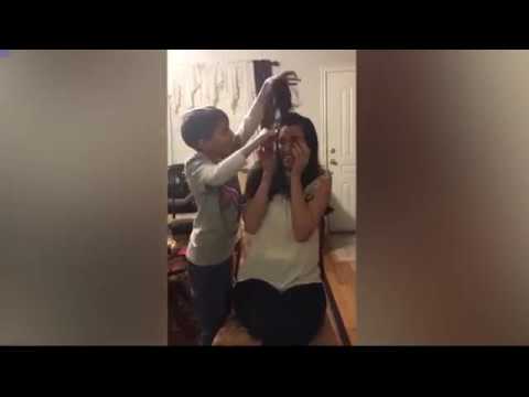 طفل يصدم والدته بقص شعرها أمام الكاميرات