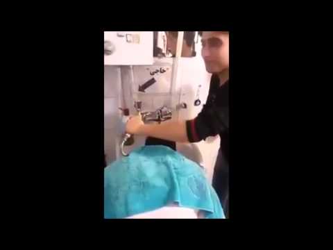 حلاق يبصق على رأس الزبون