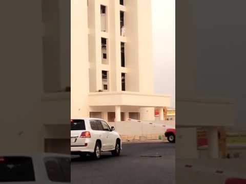 مراهقون يشاهدون رجلا يغرق دون مساعدته