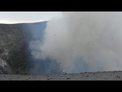 شاهد لحظة انفجار بركان على بعد أمتار من رجل