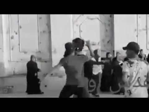 شاهد طفلٌ مقدسي يُهينُ جندياً في ساحات الاقصى
