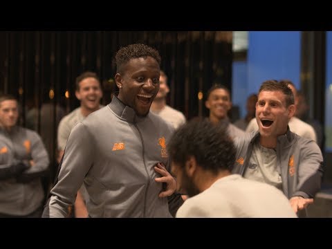 شاهد محمد صلاح يشارك في تحدي ورقة و مقص مع فريقه